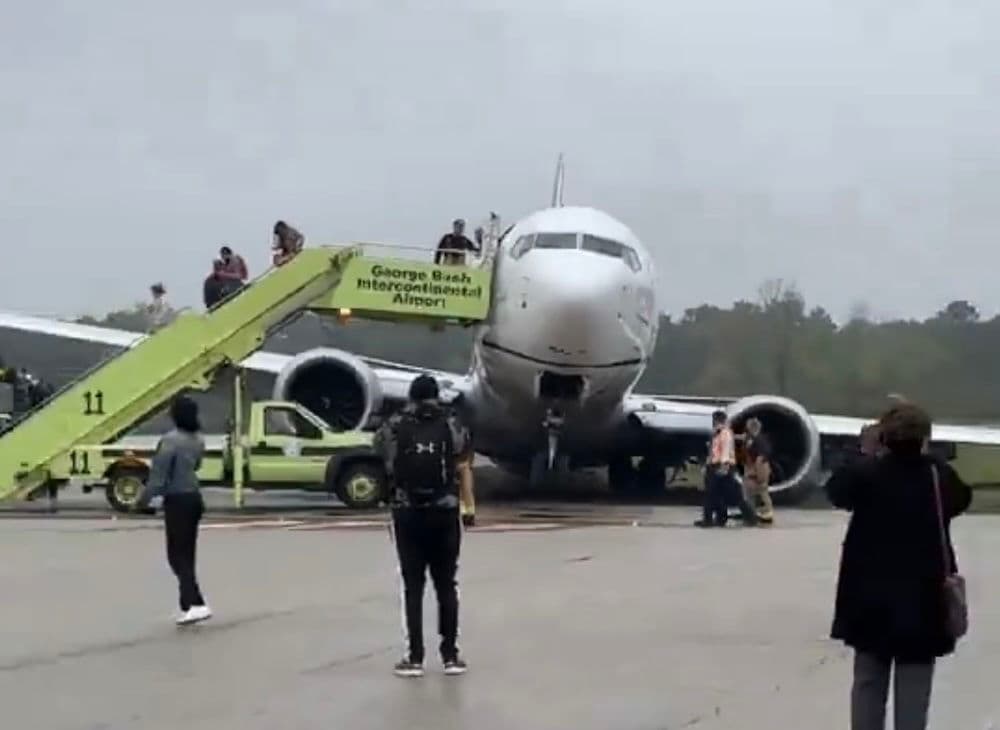 United Captain Runs 737 Off Runway: The Cockpit Voice Recorder Is Fascinating - One Mile at a Time - Featured Image