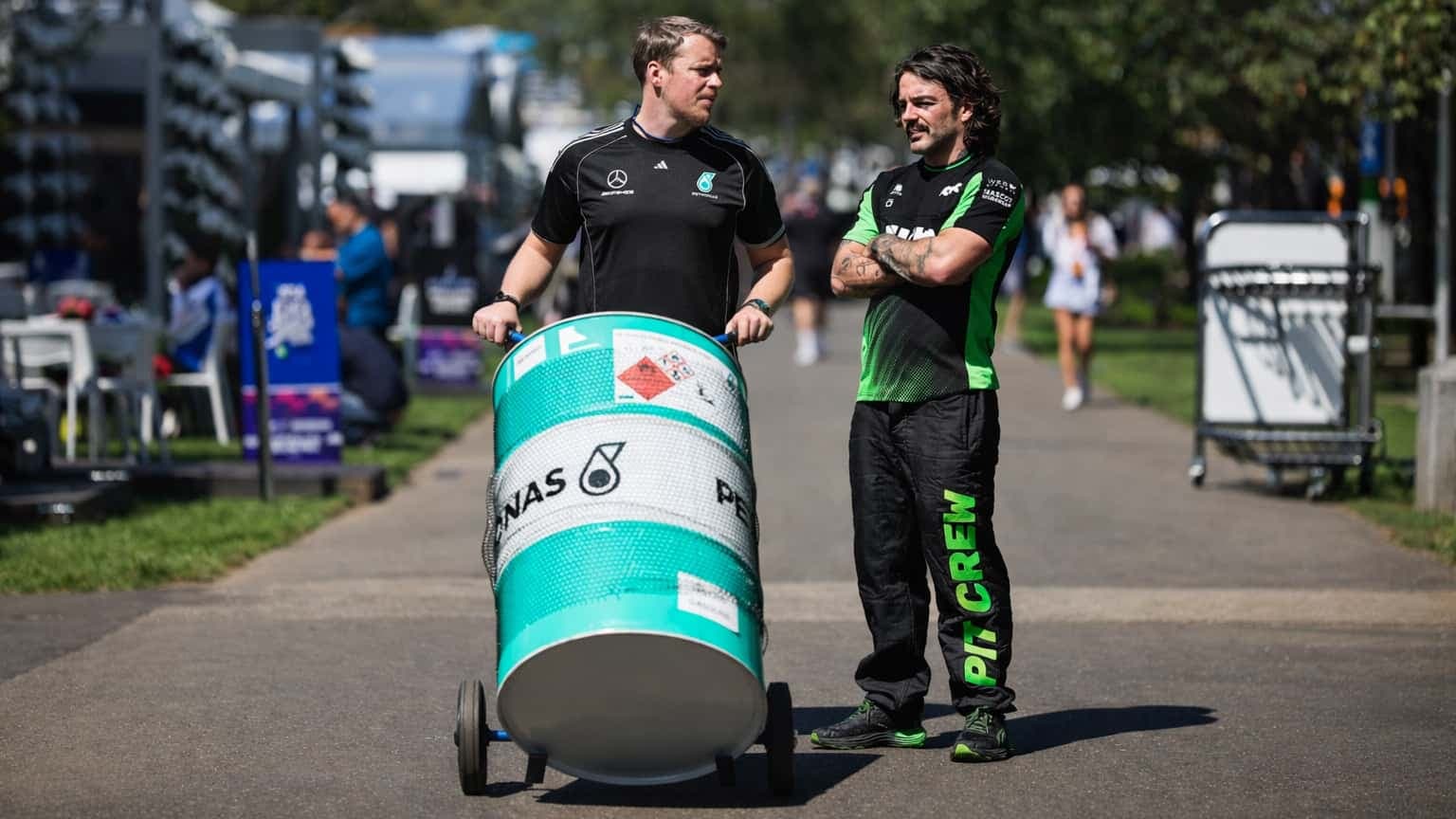 Fehlstart für Formel-1-Benzin: Deshalb dürfen Teams mit fossilem Sprit testen - Featured Image