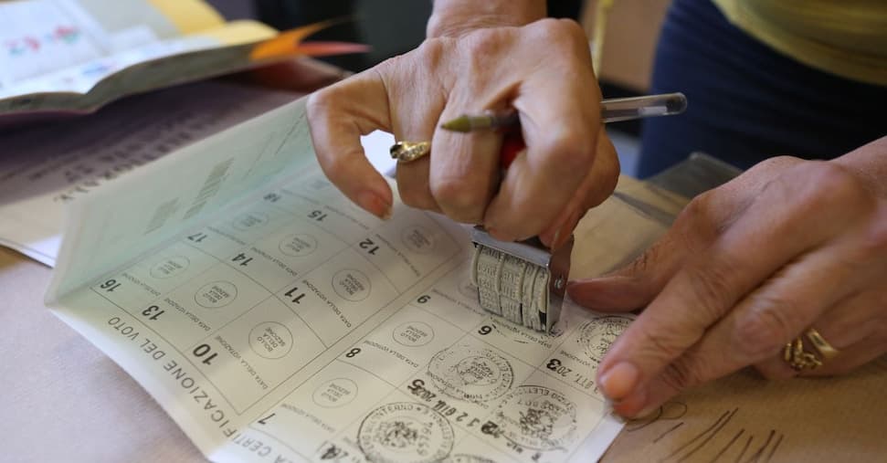 Anagrafe, in arrivo la tessera elettorale digitale e la carta d’identità semplificata per over 70 - Il Sole 24 ORE - Featured Image