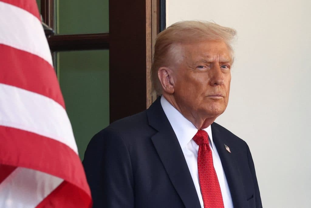 U.S. hits $38 trillion in debt, after the fastest accumulation of $1 trillion outside of the pandemic - Featured Image