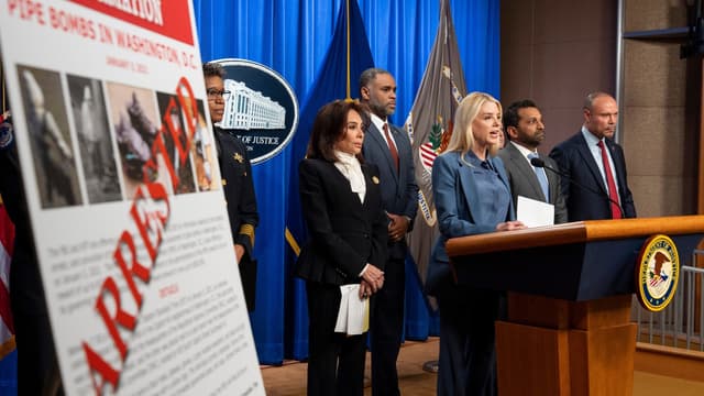 Pipe bomb suspect told FBI he targeted U.S. political parties, memo says - Featured Image