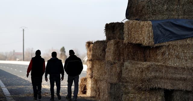 Les barrages routiers des agriculteurs persistent : au premier jour des vacances de Noël, découvrez les itinéraires à éviter - Featured Image