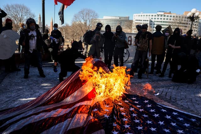 Trump to sign order directing DOJ to criminally charge flag burning despite being protected speech - Featured Image