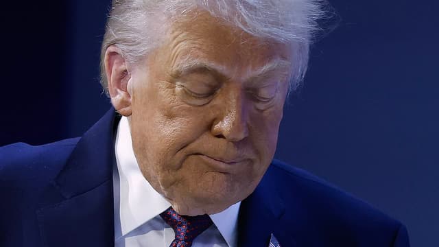 Karoline Leavitt gives extraordinary new reason for Trump's bruised hands | Daily Mail Online - Featured Image