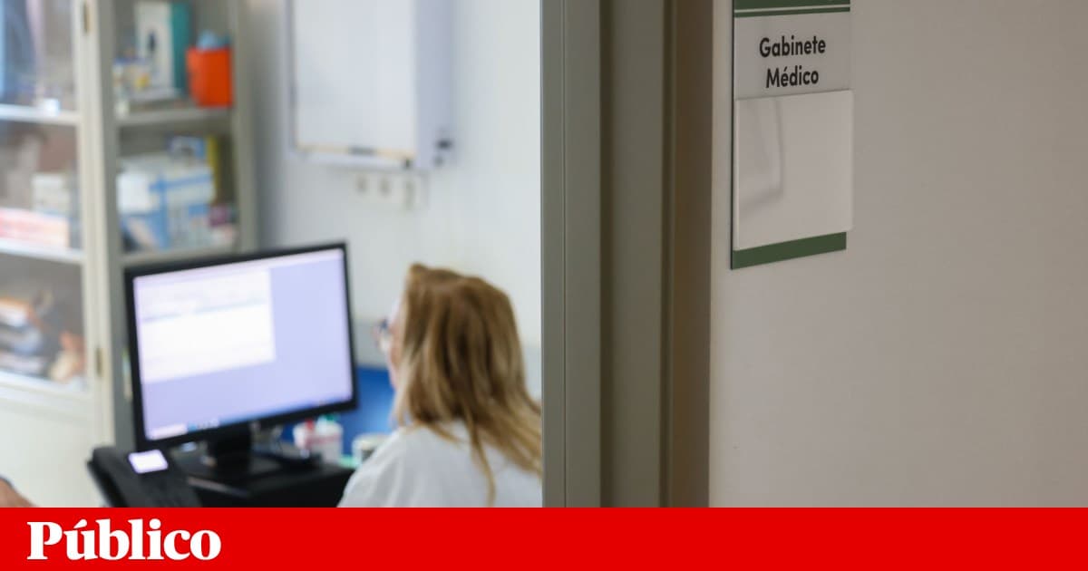 Centros de saúde privados aliciam médicos com salários altos e dão bónus a quem referenciar colegas - Featured Image
