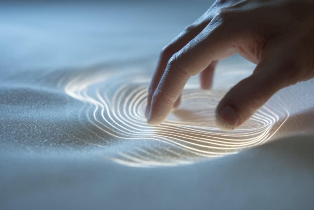 Touching Without Contact: We Physically Sense Objects Before Feeling Them - Neuroscience News - Featured Image