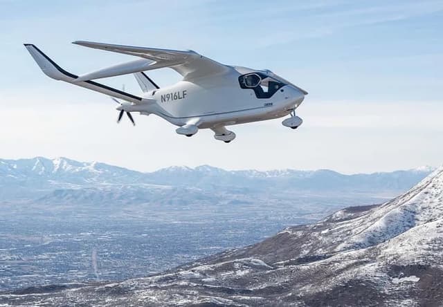 First electric aircraft lands at JFK — General Aviation News - Featured Image